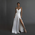 Robe de mariée simple en satin, coupe trapèze, décolleté en V, fines bretelles, dos nu fendu, sur mesure. 