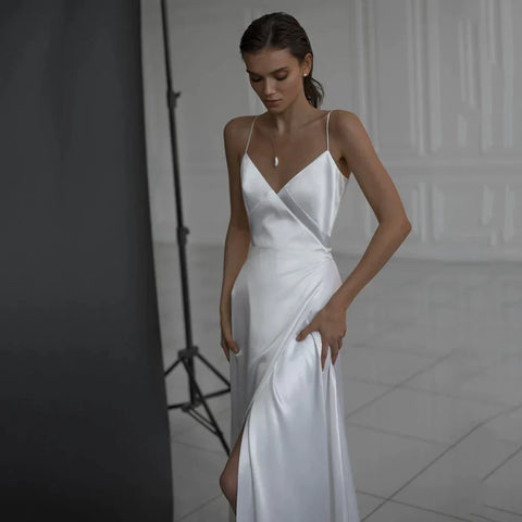 Robe de mariée simple en satin, coupe trapèze, décolleté en V, fines bretelles, dos nu fendu, sur mesure. 