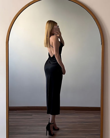 Vestido de fiesta sencillo negro de satén con tirantes finos, sin mangas y espalda descubierta