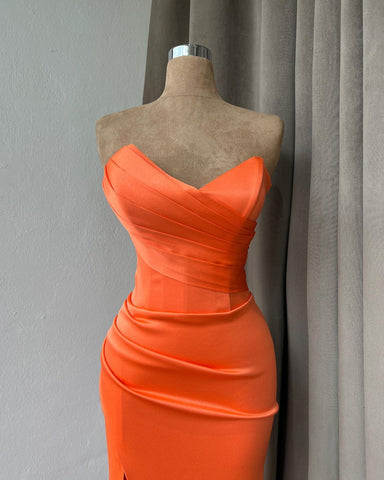 Vestido de fiesta largo, sencillo, naranja, corte sirena, sin tirantes, de satén con abertura
