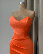 Robe de bal sirène simple, longue et orange, en satin, sans bretelles, avec fente