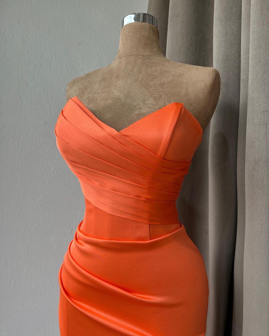 Robe de bal sirène simple, longue et orange, en satin, sans bretelles, avec fente