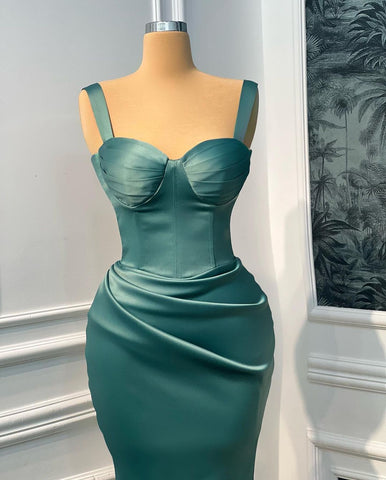 Vestido de fiesta largo de satén sin mangas con escote corazón y tirantes largos estilo sirena