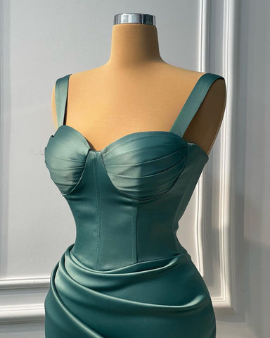 Vestido de fiesta largo de satén sin mangas con escote corazón y tirantes largos estilo sirena