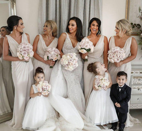 Vestidos de dama de honor sencillos de gasa con escote en V, cola de barrido y pliegues, con abertura BD086