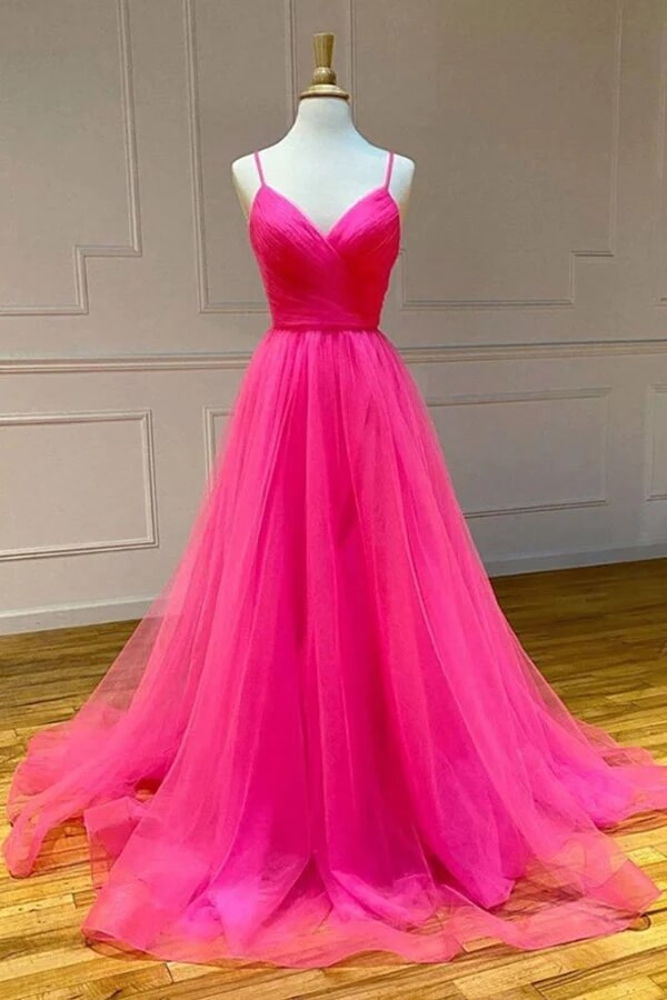 Robe de bal longue et simple en tulle rose fuchsia, coupe trapèze, avec fente.