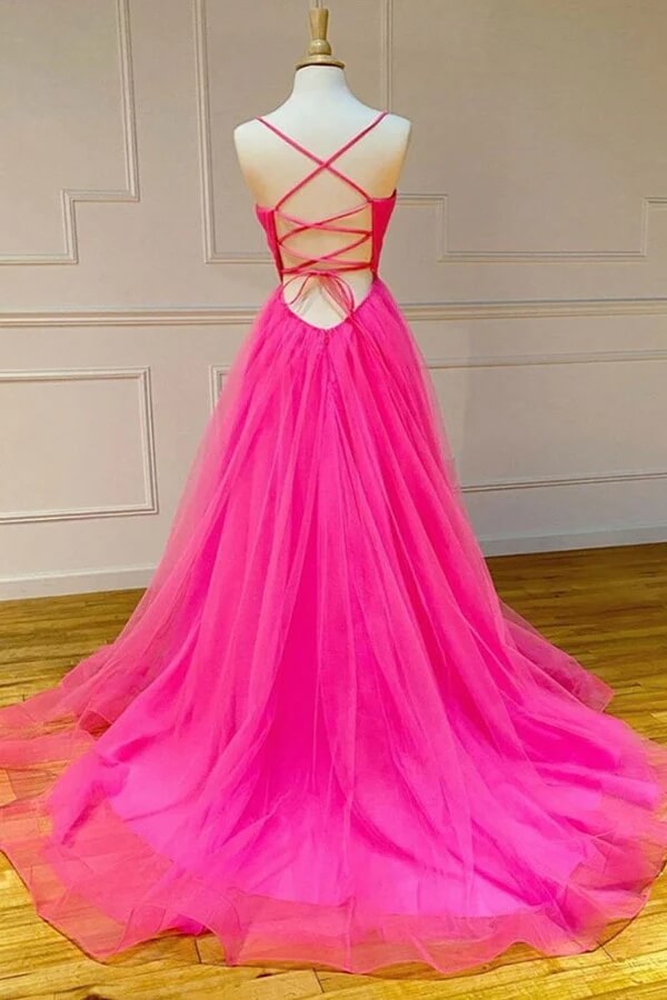 Robe de bal longue et simple en tulle rose fuchsia, coupe trapèze, avec fente.