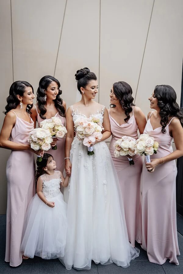 Vestidos de dama de honor sencillos de color rosa claro, corte tubo, cuello drapeado y tirantes finos 