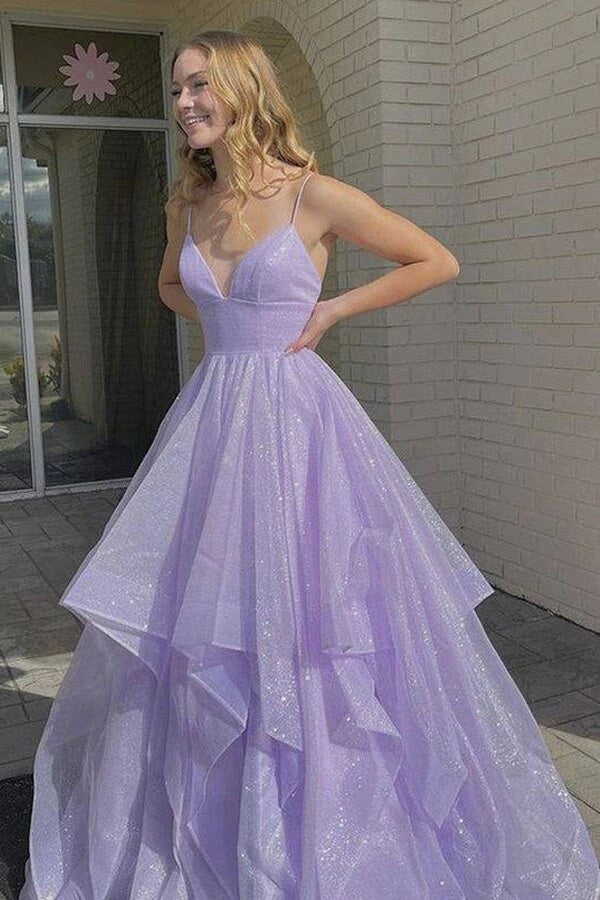 Vestido de noche largo de fiesta, sencillo, de tul lila, corte en A, escote en V y cordones.