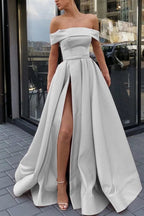 Robe de bal en satin coupe trapèze, épaules dénudées, traîne et ceinture