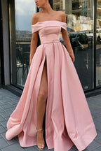 Robe de bal en satin coupe trapèze, épaules dénudées, traîne et ceinture