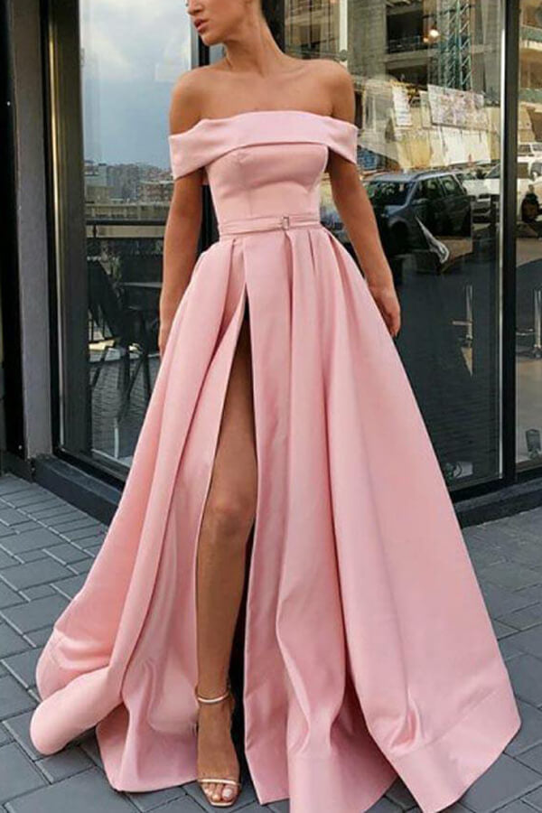 Robe de bal en satin coupe trapèze, épaules dénudées, traîne et ceinture