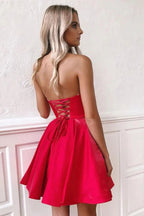 Robes de bal courtes simples en satin sans bretelles, décolleté cœur et coupe trapèze