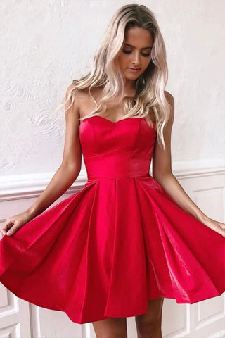 Robes de bal courtes simples en satin sans bretelles, décolleté cœur et coupe trapèze