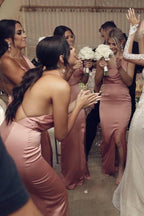 Vestidos de dama de honor largos, sencillos, rosas, sin mangas, de corte recto y con abertura lateral. 