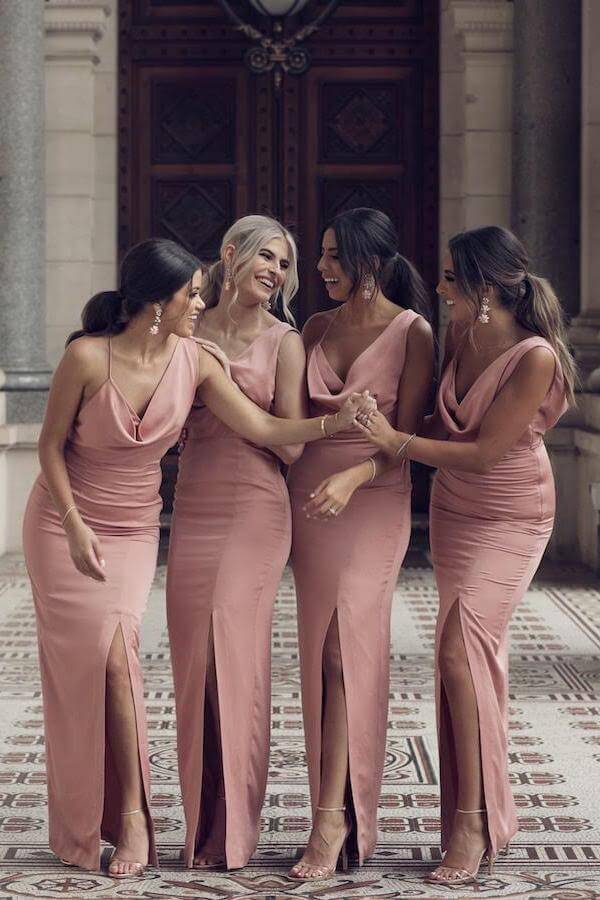 Vestidos de dama de honor largos, sencillos, rosas, sin mangas, de corte recto y con abertura lateral. 