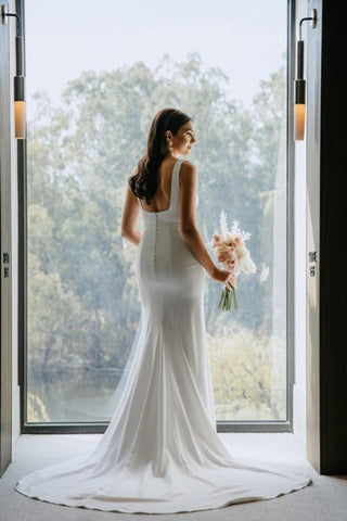 Vestido de novia sencillo de corte recto, escote cuadrado y espalda descubierta WD599