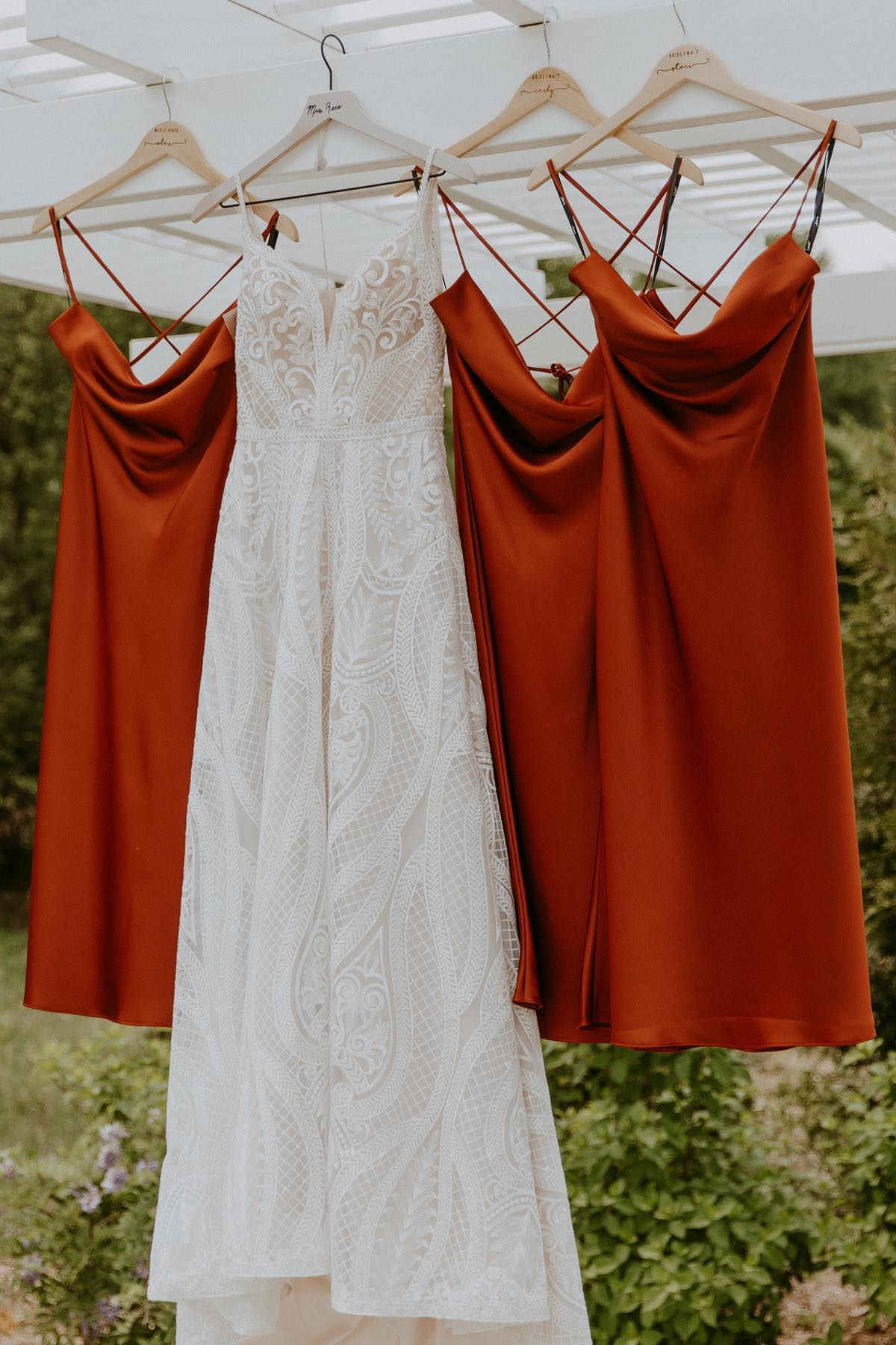 Vestidos de dama de honor sencillos de satén de seda con tirantes finos y espalda abierta