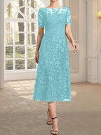 Vestido de novia de encaje con lentejuelas, corte en A, escote redondo ilusión y largo hasta la rodilla.