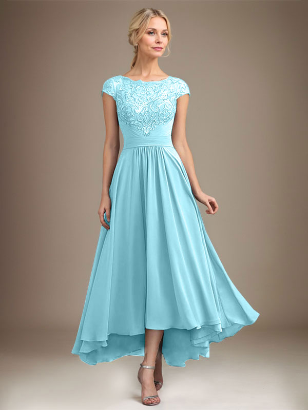 Vestido de novia de corte asimétrico, corte en A, escote ilusión, encaje y gasa con pliegues. 