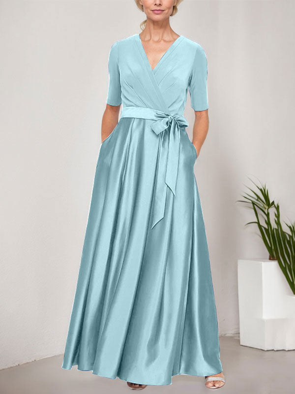 Vestido de baile con escote cruzado, falda amplia de satén y corpiño de jersey. 