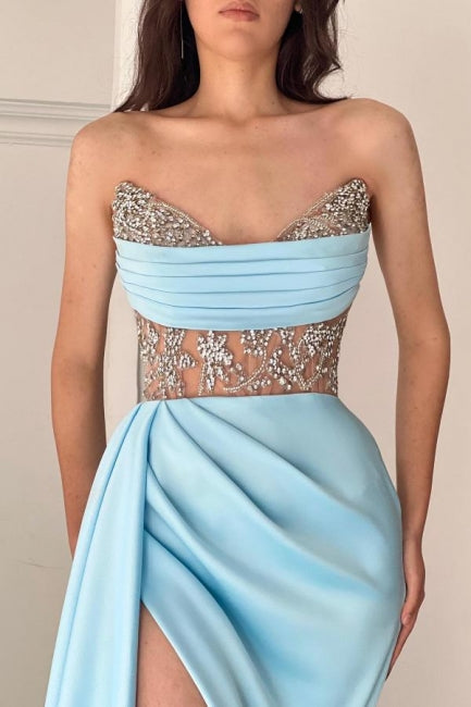 Robe de bal bleu ciel longue, fendue sur le devant, sans bretelles, sans manches, avec volants