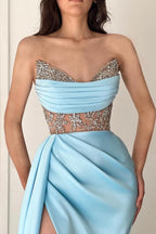 Robe de bal bleu ciel longue, fendue sur le devant, sans bretelles, sans manches, avec volants