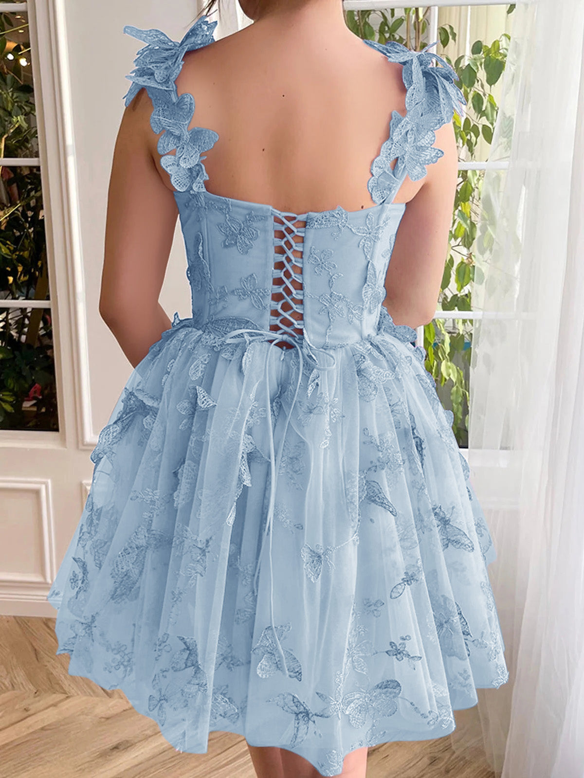 Vestido de graduación corto de tul estilo Aline con mariposas 3D