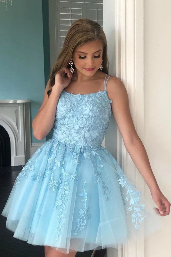 Vestido corto de fiesta azul celeste, corte en A, tirantes finos, apliques de encaje