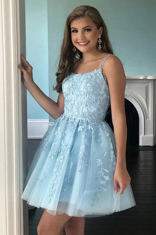 Vestido corto de fiesta azul celeste, corte en A, tirantes finos, apliques de encaje