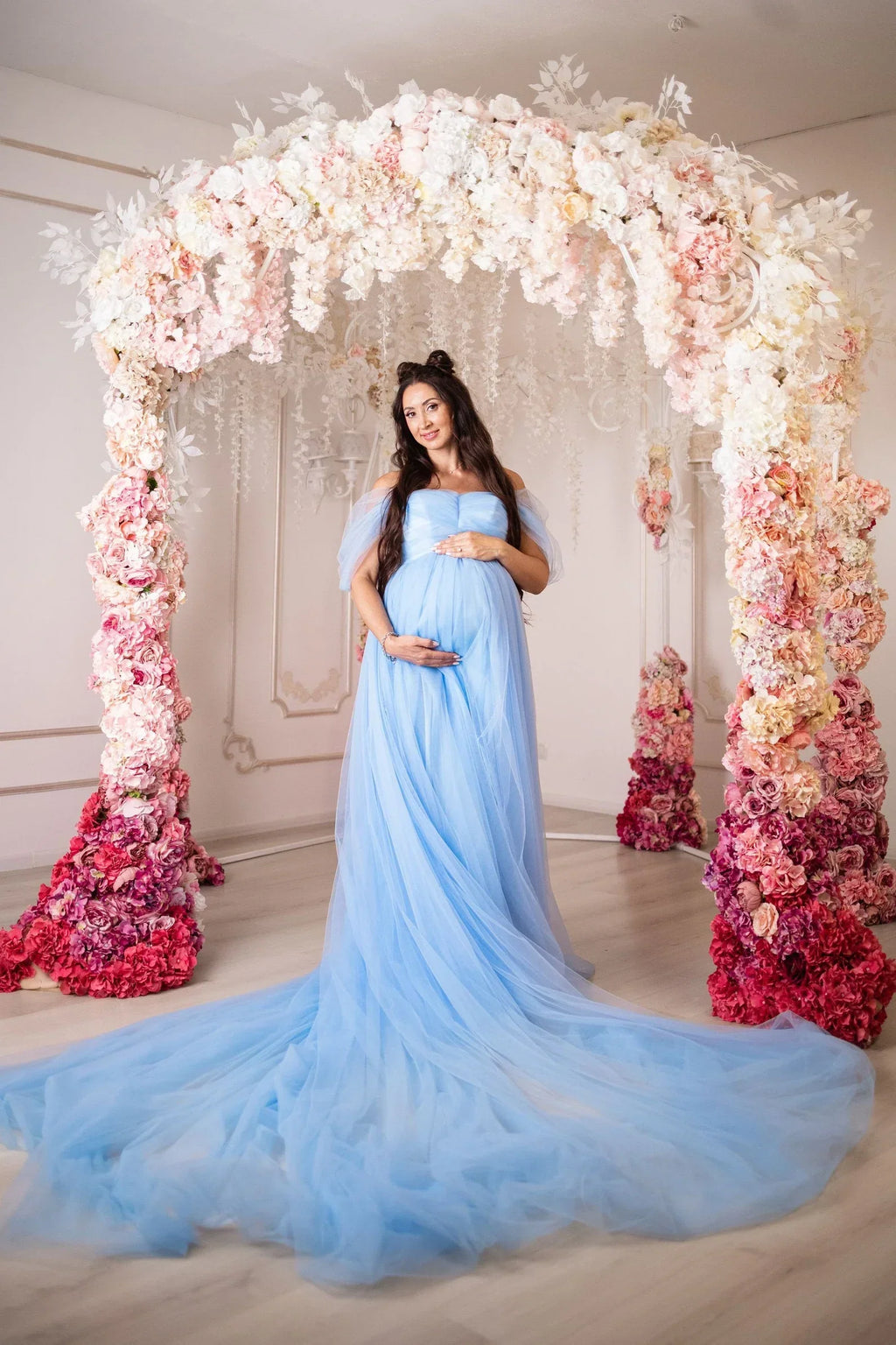 Elegante vestido de maternidad de tul azul celeste con cola - Ideal para sesiones de fotos de baby shower 