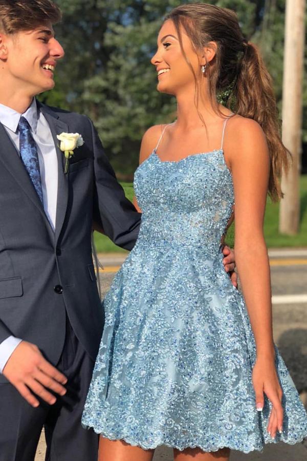 Robe de bal courte bleu ciel à fines bretelles, coupe trapèze, dos nu en dentelle
