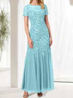 Robe longue bleue sirène à col rond ornée de perles, idéale pour la mère de la mariée