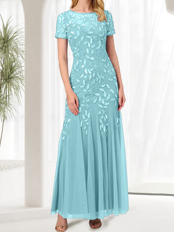 Robe longue bleue sirène à col rond ornée de perles, idéale pour la mère de la mariée