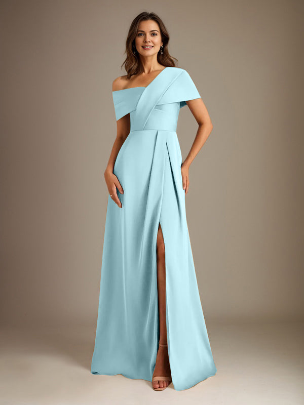Robe de mère de la mariée en satin, coupe trapèze, décolleté asymétrique et plis. 