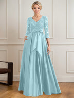 Vestido de novia de satén con encaje, corte en A, escote en V y largo hasta el suelo, con lazo de lentejuelas. 
