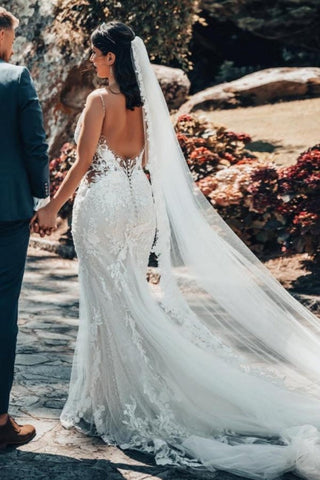 Vestido de novia de tul sin mangas, escote en V y encaje, hasta el suelo.