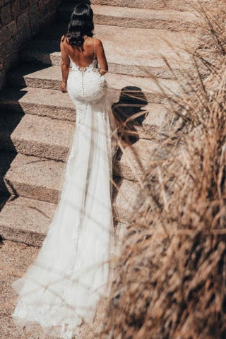 Vestido de novia de tul sin mangas, escote en V y encaje, hasta el suelo.