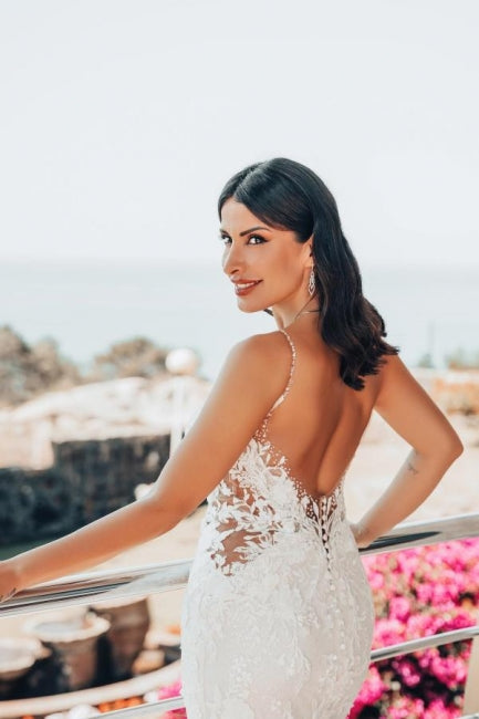 Vestido de novia de tul sin mangas, escote en V y encaje, hasta el suelo.
