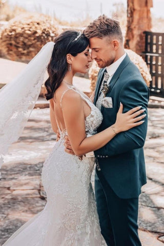 Vestido de novia de tul sin mangas, escote en V y encaje, hasta el suelo.