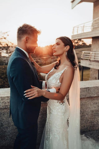 Vestido de novia de tul sin mangas, escote en V y encaje, hasta el suelo.