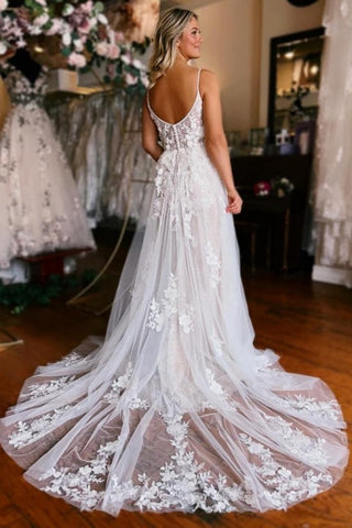 Vestido de novia sin mangas con escote en V, tirantes, abertura y cola.