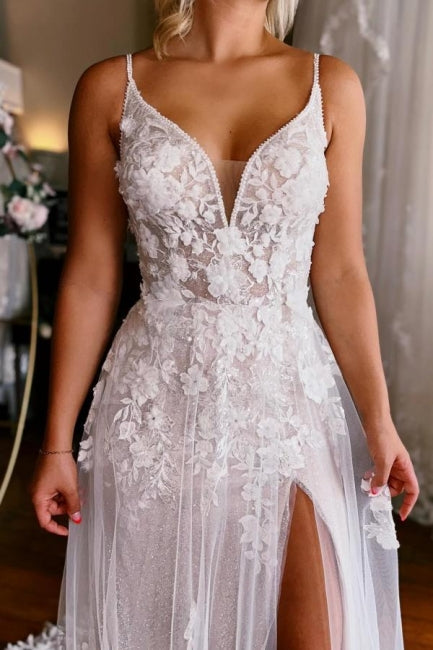Robe de mariée sexy sans manches à bretelles et décolleté en V, avec traîne fendue.