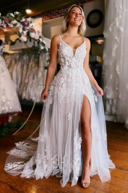 Robe de mariée sexy sans manches à bretelles et décolleté en V, avec traîne fendue.