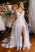 Robe de mariée sexy sans manches à bretelles et décolleté en V, avec traîne fendue.