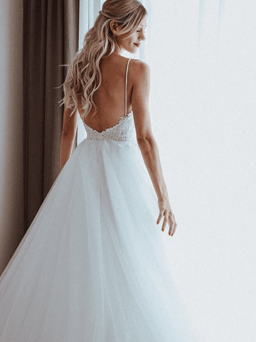 Vestidos de novia de tul con tirantes finos, apliques de cuentas y corte en A WD550