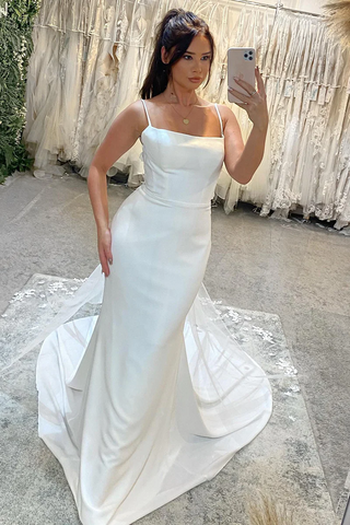 Vestido de novia de sirena con tirantes finos, encaje y cola de corte playera WD648