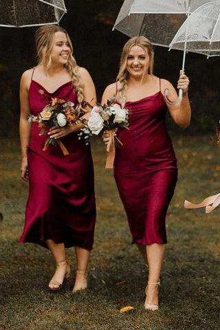 Vestido de dama de honor de corte recto con tirantes finos y pliegues redondos BD103