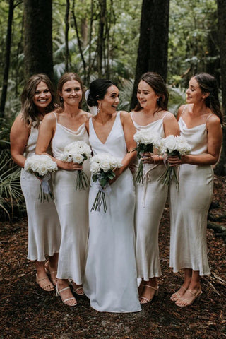 Vestido de dama de honor de largo té, corte tubo, escote drapeado y tirantes finos BD138