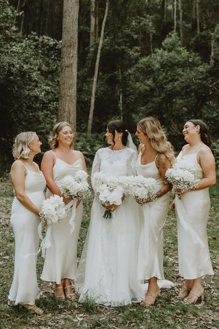 Vestido de dama de honor de largo té, corte tubo, escote drapeado y tirantes finos BD138